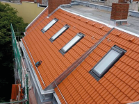 nahaufnahme hausdach mit dachfenstern und dachrinne 